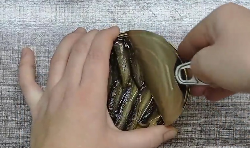 Этот салат СО ШПРОТАМИ станет хитом на вашем столе. смотреть онлайн