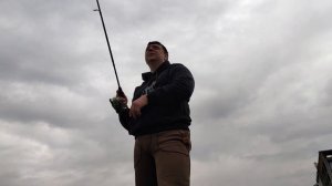 Морская зимняя рыбалка в Адлере; много моря и музыки, но рыбы нет; рокфишинг, джиг и чайки
