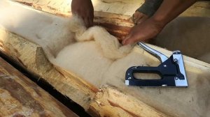 Укладка межвенцового утеплителя.