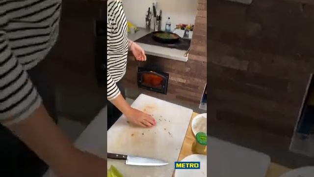 Летнее меню от Ольги Морозенко. Готовим легкий салат с кальмаром и шурпу