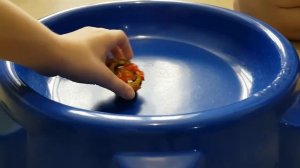 Сражение волчков Инфинити надо (INFINITY NADO) и Бейблэйд (BEYBLADE Burst).