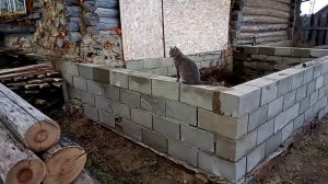 Строительство крыльца деревенского дома из блоков.