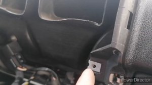 Нива Урбан дребезг под панелью.