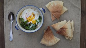 Завтрак по-турецки: яйцо-пашот с йогуртом