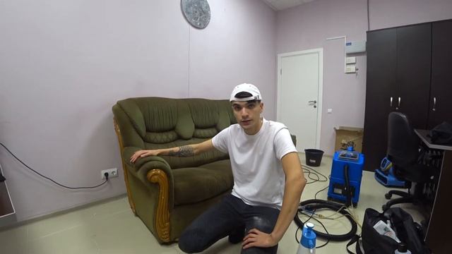 CLEAN / Как почистить диван от запаха и пятен? / Обучение химчистке мебели! смотреть онлайн