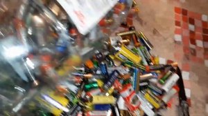 Мои находки в мусорных баках|Как я зарабатываю  на помойкам Европы| Проверил 1000 батареек c мусорк