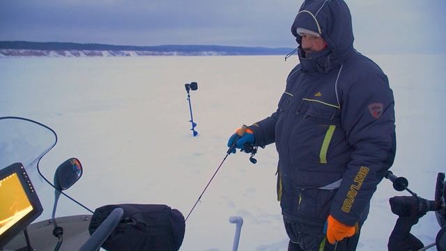 Лютая погода, а судак клюёт как дурной! Зимняя рыбалка на судака 2023 - 2024г. смотреть онлайн