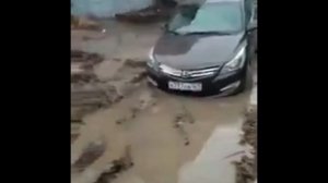 Таганрог. 15.12.2017. Машина застряла в грязи после работы коммунальщиков.