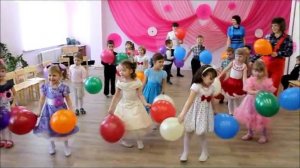 Танец с шарами на утреннике посвященному 8 марта