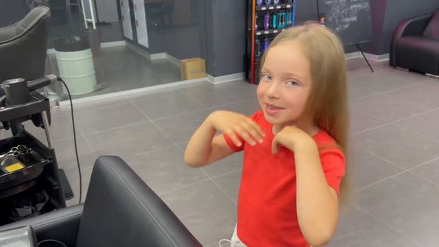 КАКУЮ ПРИЧЁСКУ МИЛАНА ВЫБРАЛА В САЛОНЕ КРАСОТЫ? #прически#лайфхак смотреть онлайн