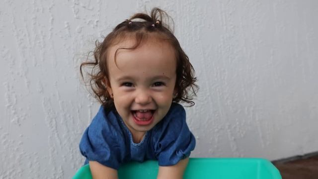 Maria Clara e JP ensinam as cores para a Baby Sophia com balões | Learn Colors With Balloons