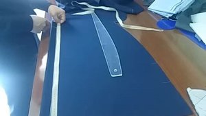 Процесс кроя мужских брюк.