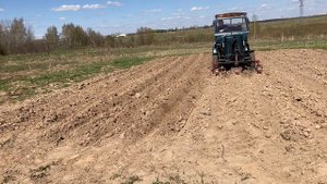 Закопка картошки минитрактором самодельным окучником при помощи мощного электроактуатора.