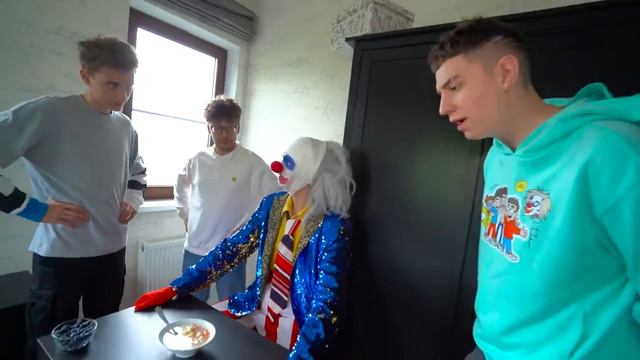 КЛОУН А4 ПОТЕРЯЛ ПАМЯТЬ! смотреть онлайн