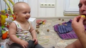 Малыш весело смеется