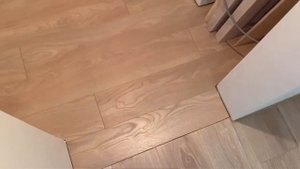 Пол из массивной дубовой доски. Пробковый компенсатор. Дубовые подоконники.