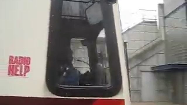 Portland MAX Blue Line bound for Hillsboro leaving Sunset TC смотреть онлайн