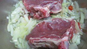 Тушеная говядина с морковью и горошком