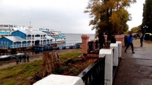 А по Волге вверх теплоход.Вольск 14октября 2017.