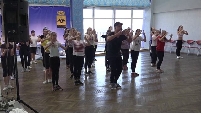 Мастер-класс. Александр Коргинов. Танцевальная разминка с использованием базовых движений хоп-хопа. смотреть онлайн