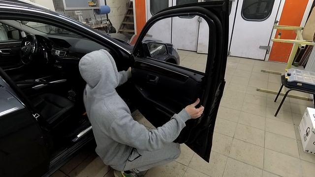 Как снять обшивку двери Mercedes-Benz W212 | Removing the door card Mercedes смотреть онлайн