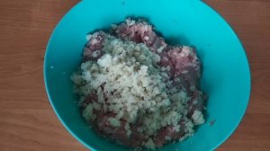 Мясные зразы с яйцами и луком в духовке.