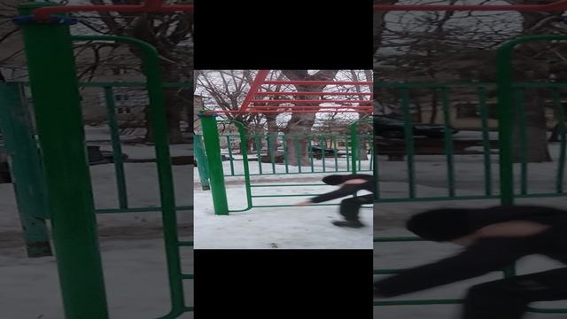забив на детской площадке