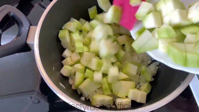 Кабачковый суп-пюре с гренками вся семья оценит! Вкусно