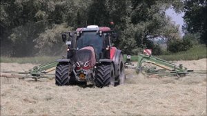 Valtra T195 mit Krone Swadro 1400 plus im Heu.