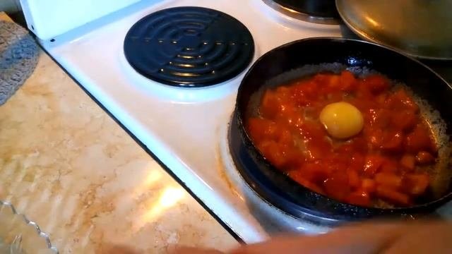 Яичница с помидорами.  Рецепт самой популярной яичницы!