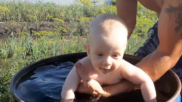 Купание малыша в дачных условиях смотреть онлайн