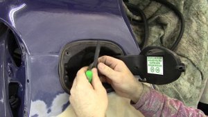 Как снять лючок и кожух заливной горловины бензобака на Renault Modus.