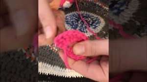 Как связать круглый коврик крючком из старых футболок.