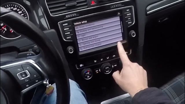 Lower the side mirror in reverse on Volkswagen Golf GTE (4/100) смотреть онлайн