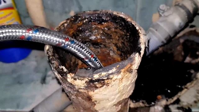 Засор времён СССР, это вышло из трубы! Как устранить засор своими руками без вызова сантехника.
