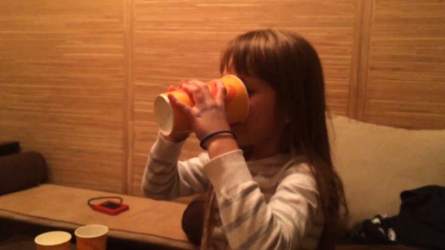 Папа и дочь! Ужас, как они едят бобы "Harry Potter"? (Гари Потера) смотреть онлайн