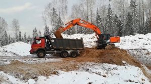 Экскаватор HITACHI ZX240-5G (B) грузит карьерный песок/HITACHI ZX240-5G (B) loading a sand