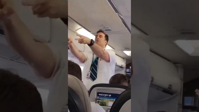 Этот проводник превратил инструктаж в ШОУ! ?✈️