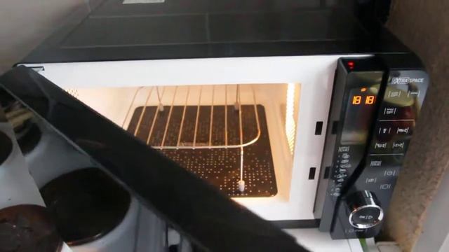 Открытие дверцы микроволновой печи Hotpoint-ARISTON MWHA 2622 одной рукой смотреть онлайн