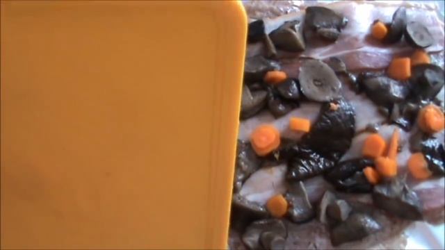 Рулет из свинины с грибами