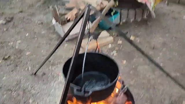 Картофель-фри в казане на костре