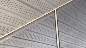 Балкон частного дома красиво и элегантно защищён от насекомых, мусора с уникальным решением