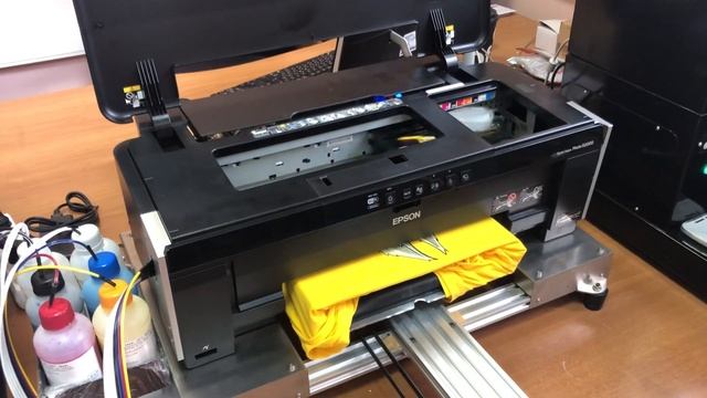 Текстильный принтер А3+P400 печать на желтой футболке