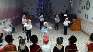 танец со снежками