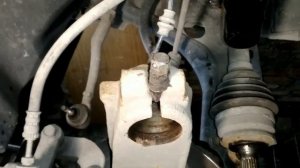 Замена правого переднего амортизатора Peugeot 301 1.2 L 2014 г ??