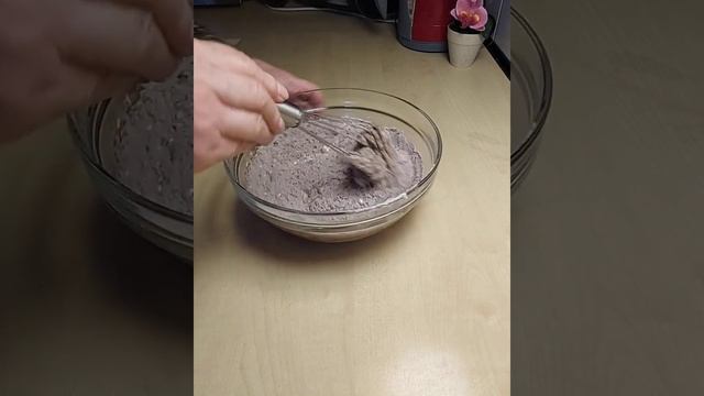 Schokokuchen mit Heidelbeeren fluffig und lecker/ Шоколадный пирог с голубикой очень нежный смотреть онлайн