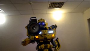 Демонстрация спецэффектов костюм трансформера Бамблби Any Robots