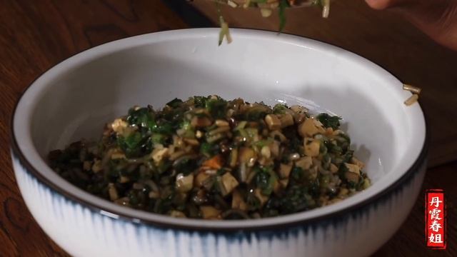 【丹霞春姐】自家种的小白菜，摘点拌馅料，做白菜包子，皮薄馅大，一口气吃四五个！ смотреть онлайн