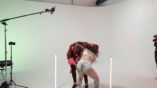100 SUPERMODELS VS 1 NERD