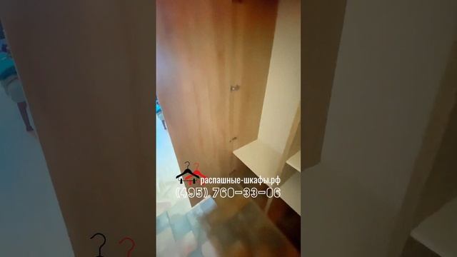 Встроенный распашной шкаф в нишу с горизонтальной балкой вверху проёма. Мебель на заказ в прихожую.